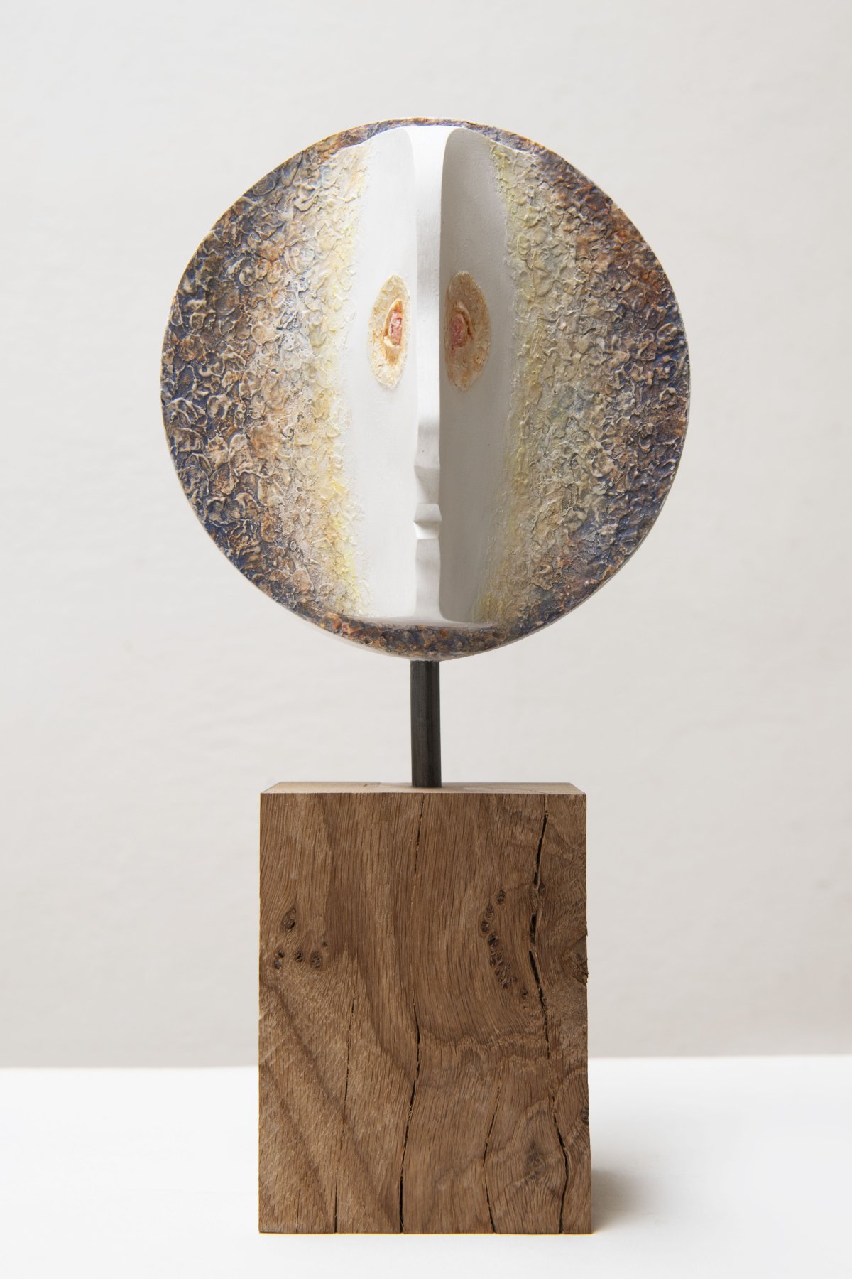 2023, Sluneční aura, sádra a dřevo, 2023, Solar aura, plaster and wood,